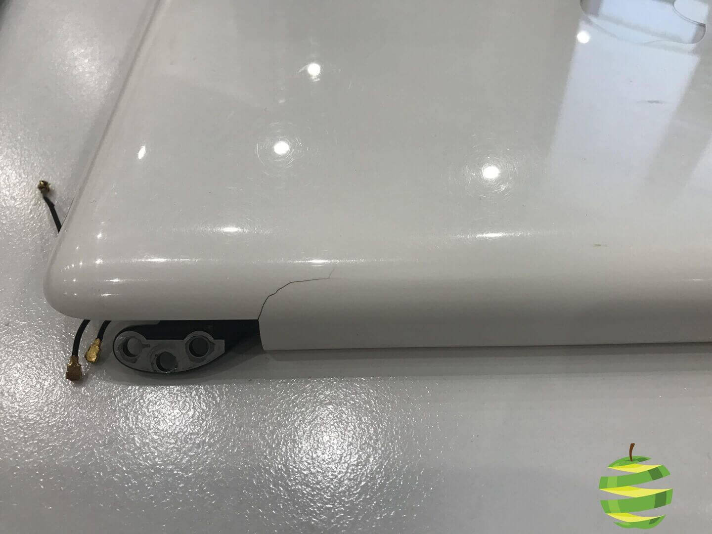 661-5443-ecran-macbook-blanc-a1342-recondtionne-grade-c-2-bestinmac-scaled